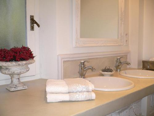 y baño con 2 lavabos, espejo y toallas. en B&B Charming room with view, en Montauroux