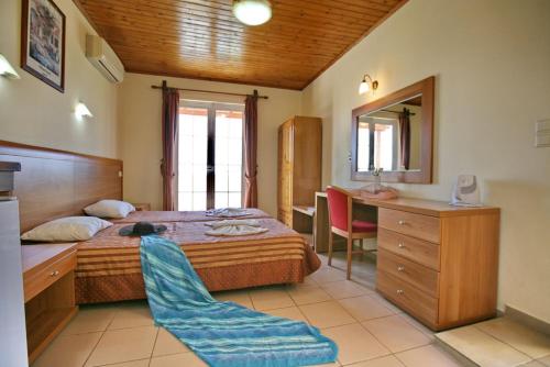 Een bed of bedden in een kamer bij Anaxos Hotel
