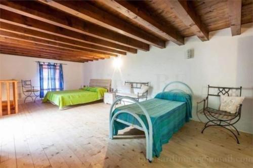 een slaapkamer met 2 bedden in een kamer bij House by the sea in Gonnesa