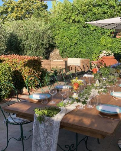 a wooden table with wine glasses on top of it at Hotel Monteriggioni in Monteriggioni