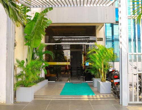 una entrada a un edificio con una alfombra verde en Prince Hotel, en Santa Cruz de la Sierra