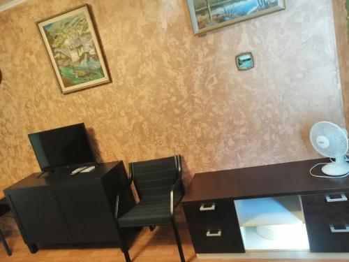 a office with a desk and a chair and a table at Apartment by the park in Imatra