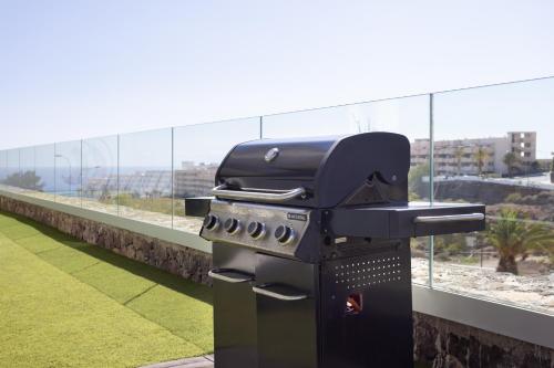 Dairede konukların erişimine açık barbekü olanakları