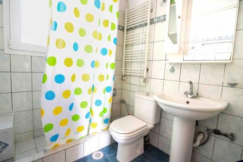 リジアにあるVilla Panoramaのバスルーム(トイレ、洗面台付)