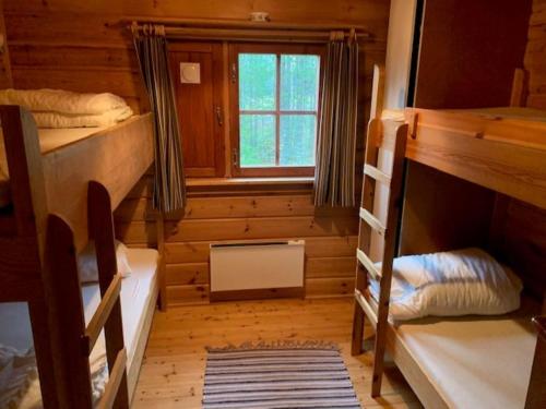 Poschodová posteľ alebo postele v izbe v ubytovaní Stuga Sälen Kläppen 7 bäddar uthyres veckovis Söndag till Söndag