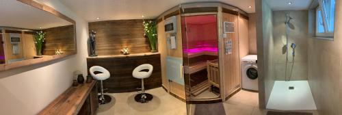 ランデックにあるFerienhaus Freizeitのバスルーム(シャワー、洗濯機、乾燥機付)