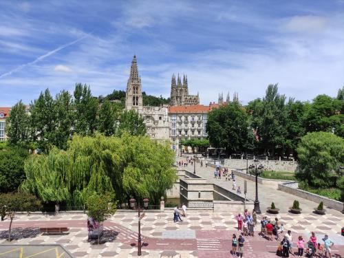 BURGOS CONTEMPLA Centro histórico. Frente al arco vendégei