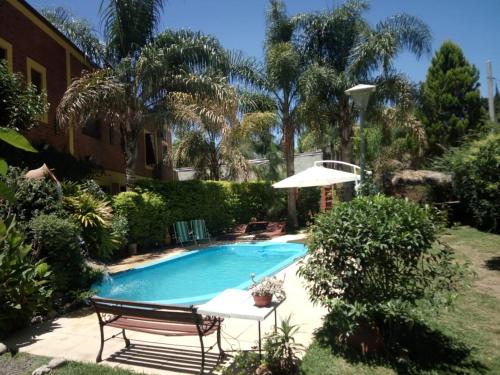 The swimming pool at or close to Las Casuarinas