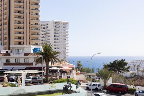 una vista di una città con edifici e l'oceano di Oceanfront Rental ad Adeje