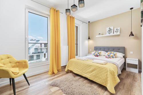 sypialnia z łóżkiem, krzesłem i oknem w obiekcie Villa Nova Lux Apartment Wrocław Kowale by Noclegi Renters we Wrocławiu
