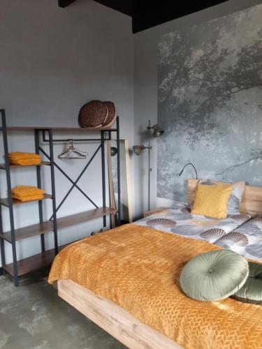 sypialnia z łóżkiem z poduszką w obiekcie De Sarrieshut w mieście Houwerzijl