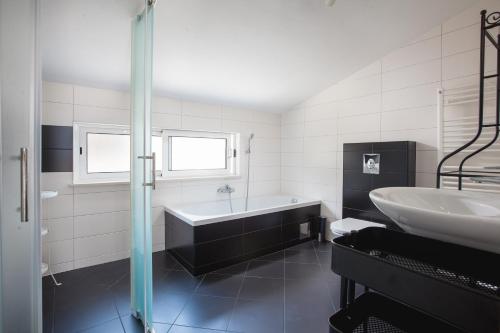 Apartments Leut 80m from the Sea