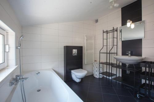 Apartments Leut 80m from the Sea