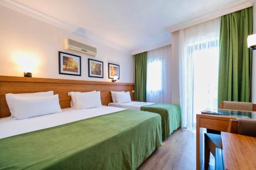 Postel nebo postele na pokoji v ubytování Qualia Hotel