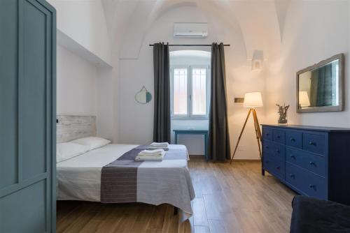 1 dormitorio con 1 cama y vestidor azul en Casetta Mare, en Villanova di Ostuni
