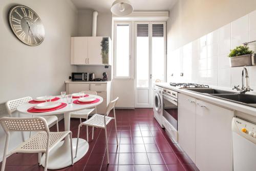 GuestHost - Isola District & Istria M5 APT!