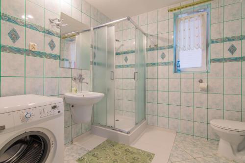 łazienka z pralką i toaletą w obiekcie Studio Leśniakówka 693-664-683 w mieście Ustrzyki Dolne