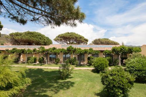 Κήπος έξω από το Hôtel-Restaurant Marina Di Lava - Grand Ajaccio