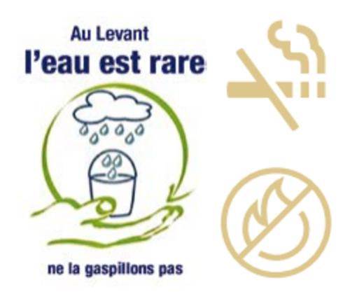 a picture of a sign that reads all leavin leak eastire and me la at Les Terrasses Levantines in Île du Levant