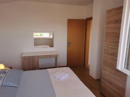 Ein Bett oder Betten in einem Zimmer der Unterkunft Apartment Milka Vir