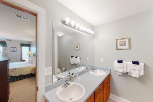 Un baño con dos lavabos y un espejo. en Sunset On The Sound - B Side, en Edisto Beach
