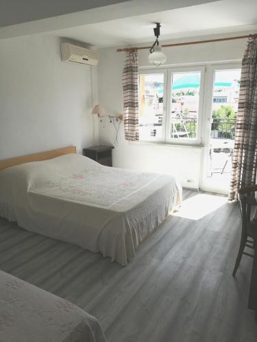 Giường trong phòng chung tại Rooms Izola