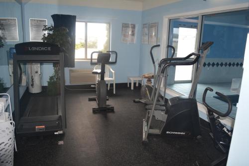Das Fitnesscenter und/oder die Fitnesseinrichtungen in der Unterkunft Baymont by Wyndham South Haven