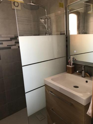 Chambre climatisée avec sdb privée dans une villa avec piscine ouverte d'avril à mi octobre
