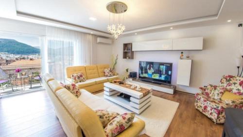 Una sala de estar con sofás y un televisor. en Mostar View, en Mostar