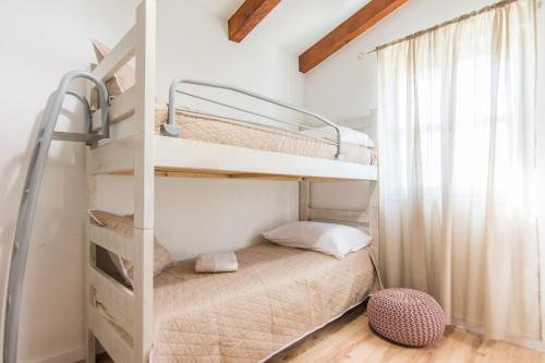 Otok ZizanjにあるVilla Gagliana Žižanjのベッドルーム1室(二段ベッド2台、窓付)が備わります。