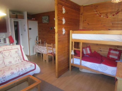 EnchastrayesにあるOURSON 25の二段ベッド2台とテーブルが備わる客室です。