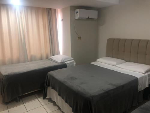 Rúm í herbergi á Atlântico Flat - Apt 108