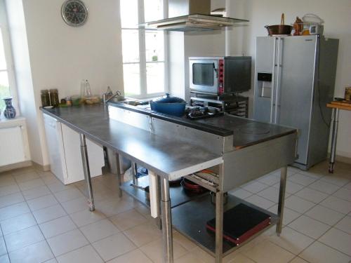 La cuisine est équipée d'un four micro-ondes et d'un réfrigérateur. dans l'établissement Chambres d'Hôtes Château de Damigny, à Saint-Martin-des-Entrées