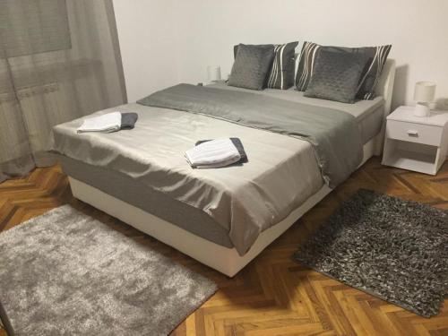 Apartmani Anton tesisinde bir odada yatak veya yataklar