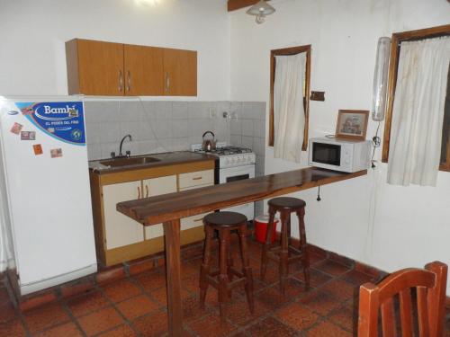 kuchnia z blatem, zlewem i kuchenką mikrofalową w obiekcie GRIMALDI w mieście Colón