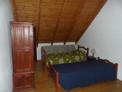 1 dormitorio con 1 cama y vestidor en una habitación en GRIMALDI en Colón