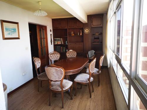 ein Esszimmer mit einem Holztisch und Stühlen in der Unterkunft Casa Florida® in Vigo