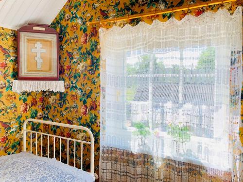 1 dormitorio con una ventana con una cruz en la cortina en Boutique Villa MAMELFA en Tiheda