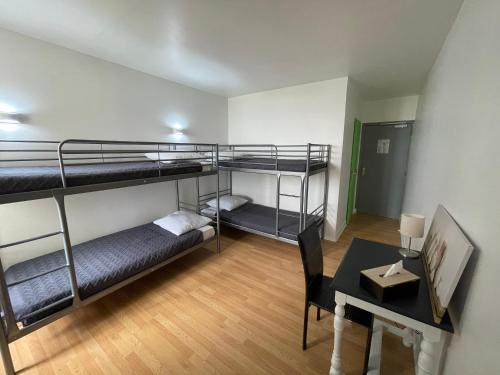 מיטה או מיטות קומותיים בחדר ב-Hôtel Les 4 Chênes