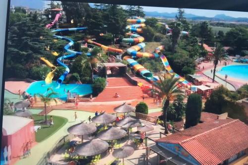 une vue aérienne d'un parc aquatique avec un toboggan aquatique dans l'établissement Des vacances de rêve, à Fréjus