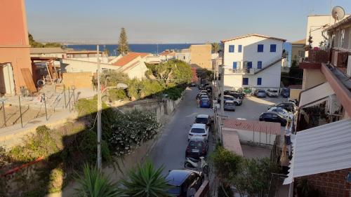 vista su una strada della città con auto parcheggiate di Stella Marina Bed and Breakfast sul mare a Realmonte