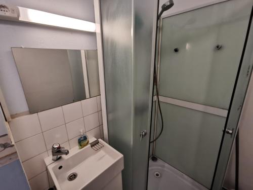 Et bad på Captivating 4-Bed Apartment in Kotka SaunaFacility