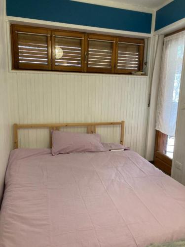 a bedroom with a bed with a pink blanket at Le Gildien in Bardonecchia