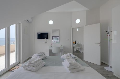 Spacious Modern Apartment Miljak - 1min to the beach