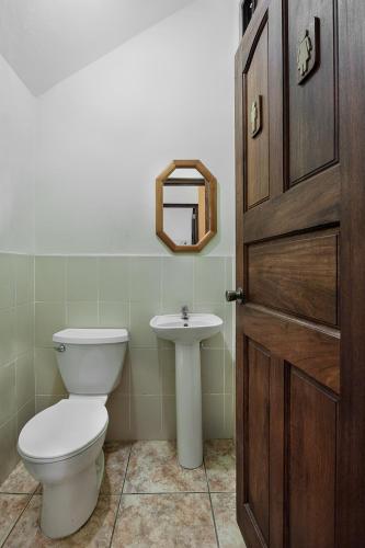 a bathroom with a toilet and a sink at Hostel Tropical and CoWorking in San Juan del Sur