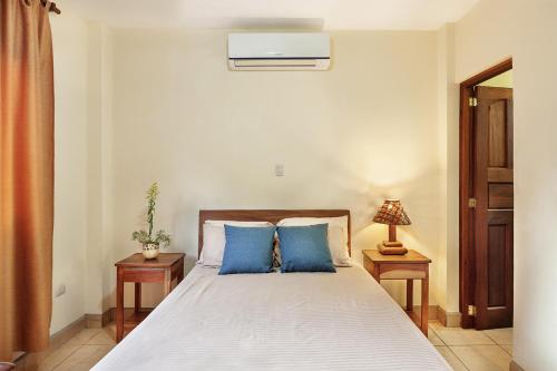 Tempat tidur dalam kamar di Hostel Tropical and CoWorking