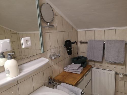 Bilik mandi di Edel Weiss Gästezimmer