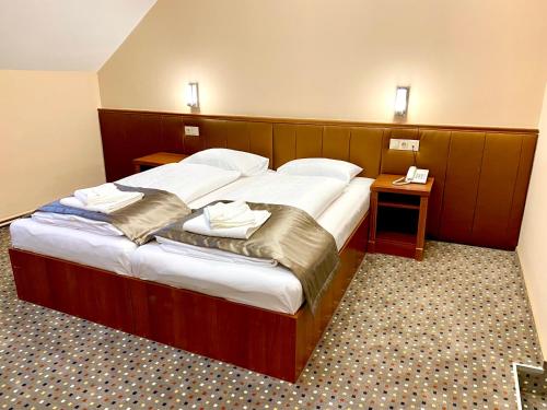 Letto o letti in una camera di Borostyán Panzió