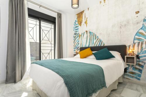 En eller flere senge i et værelse på Málaga Rivas 34 Suites Homes