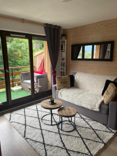 Studio Turquoise quartier Grattague vue MontBlanc في سان جيرفيه ليه بان: غرفة معيشة مع أريكة وطاولة